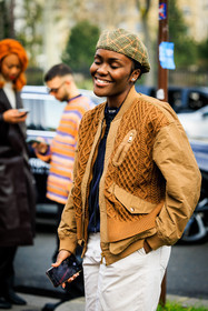 beanie, plaid beanie, bomber jacket, knitted bomber jacket, black tshirt, white pands, stud earrings, iphone, fashion week, frenchystyle, FW, jonathan paciullo, street style, AUTUMN WINTER 2022-2023, FALL WINTER 2022_2023, FW 22-23, PFW, PARIS, vertical, detail, camel jacket, camel bomber jacket