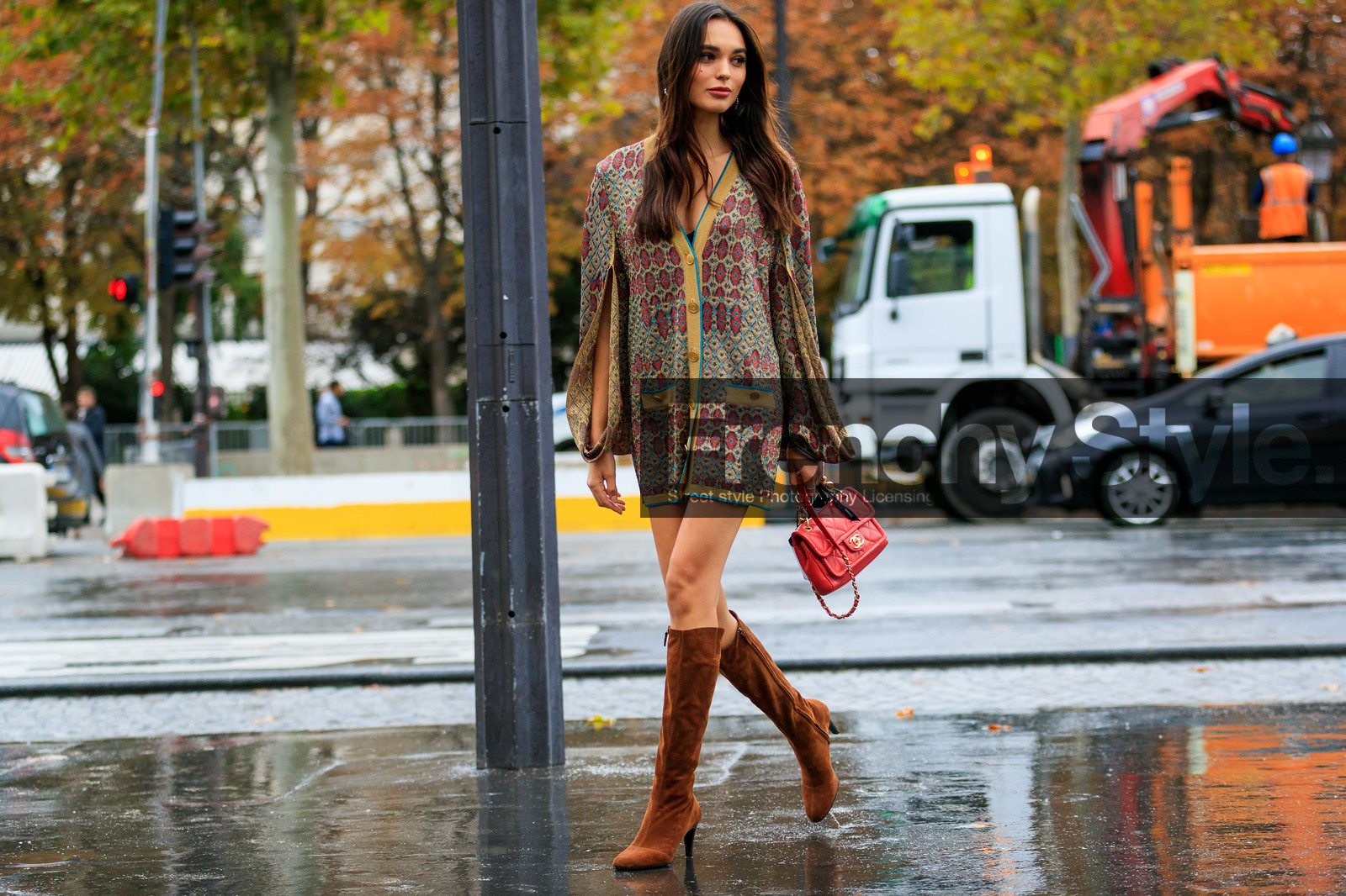 solange smith, chanel bag, chanel cardigan, red leather bag, hand bag, quilted bag, chain strap bag, high boots, camel suede boots, cardigan dress, pullover dress, lurex cardigan, golden cardigan, multicolor cardigan, red cardigan, blue cardigan, split sleeves, jacquard cardigan, PARIS, PFW, SPRING SUMMER 2020, SS 20, fashion week, frenchystyle, FW, jonathan paciullo, street style, horizontal, atmosphere details, full length