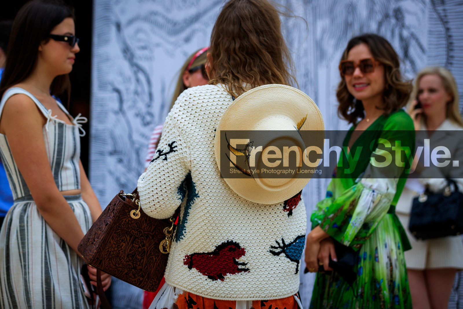 animal printed hat, animal printed pullover, animal print total look, back details, dior hat, dior pullover, dior bag, dior total look, white pullover, multicolor pullover, brown leather bag, lady dior bag, fashion week, frenchystyle, FW, jonathan paciullo, street style, PFW, PARIS, AUTUMN WINTER 2021-2022, FALL WINTER 2021-2022, FW 21-22, atmosphere details, horizontal, detail