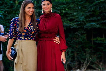 beige skirt, black bag, blue shirt, earrings, graphic shirt, leather bag, multicolor shirt, printed shirt, red dress, ruffled skirt, fashion week, frenchystyle, FW, jonathan paciullo, street style, PFW, PARIS, horizontal, atmosphere details, detail, AUTUMN WINTER 2018-2019, FALL WINTER 2018-2019, FW 18-19, laure heriard dubreuil, giovanna battaglia