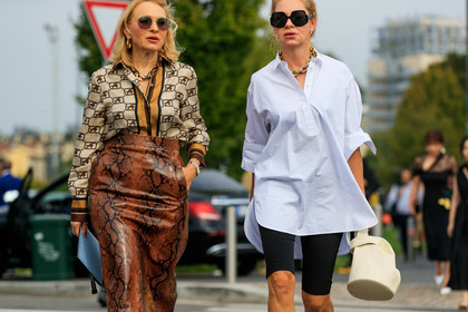 monogrammed shirt, beige shirt, brown leather skirt, animal skin skirt, mid long skirt, aviator sunglasses, metalic frame sunglasses, big chain necklace, golden necklace, golden earrings, hoop earrings, white blouse, long blouse, black shorts, tight shorts, jil sander bag, bucket bag, white leather bag, black sunglasses, square shape glasses, alberta ferretti shirt, fashion week, frenchystyle, FW, jonathan paciullo, street style, MFW, MILAN, SPRING SUMMER 2020, SS 20