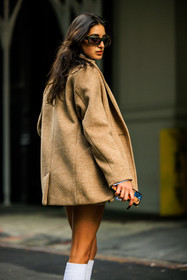 school girl style, black sunglasses, plaid blazer, beige blazer, blue nails, tiger iphone case, details, anaa saber, street style, jonathan paciullo, FW, frenchystyle, fashion week, NYFW, NEW YORK, AUTUMN WINTER 2022-2023, FALL WINTER 2022_2023, FW 22-23, vertical, atmosphere details