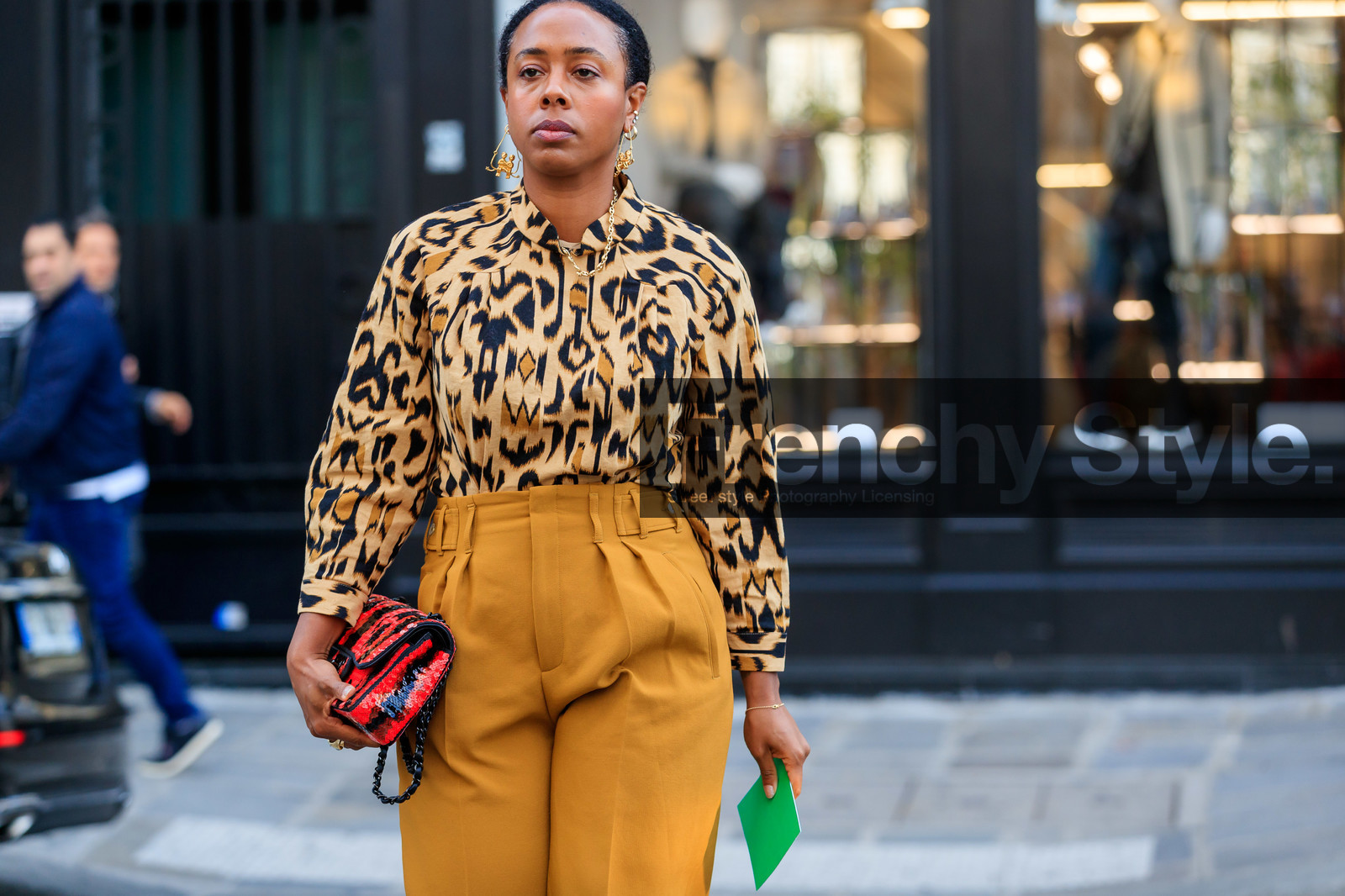 golden earrings, dangling earrings, ethnic printed shirt, camel pants, camel shirt, high waist pants, sequins bag, red bag, PARIS, PFW, SPRING SUMMER 2020, SS 20, fashion week, frenchystyle, FW, jonathan paciullo, street style, horizontal, atmosphere details, detail