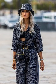 bag, bracelet, colot, gold bag, gold earrings, gold necklace, necklace, pink shirt, Selma Kaci, shirt, fashion week, frenchystyle, FW, jonathan paciullo, street style, PFW, PARIS, SPRING SUMMER 2022, SS 22, vertical, atmosphere details