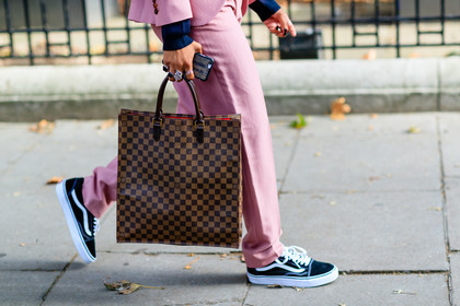 atmosphere details, black sneakers, brown bag, detail, fashion week, frenchystyle, FW, graphic bag, horizontal, jan-michael quammie, jonathan paciullo, leather bag, LFW, LONDON, louis vuitton, monogram, pink pants, pink suit, plaid, printed bag, rings, SPRING SUMMER 2017, SS 17, street style, suede shoes, tote bag, trousers, vans, woman