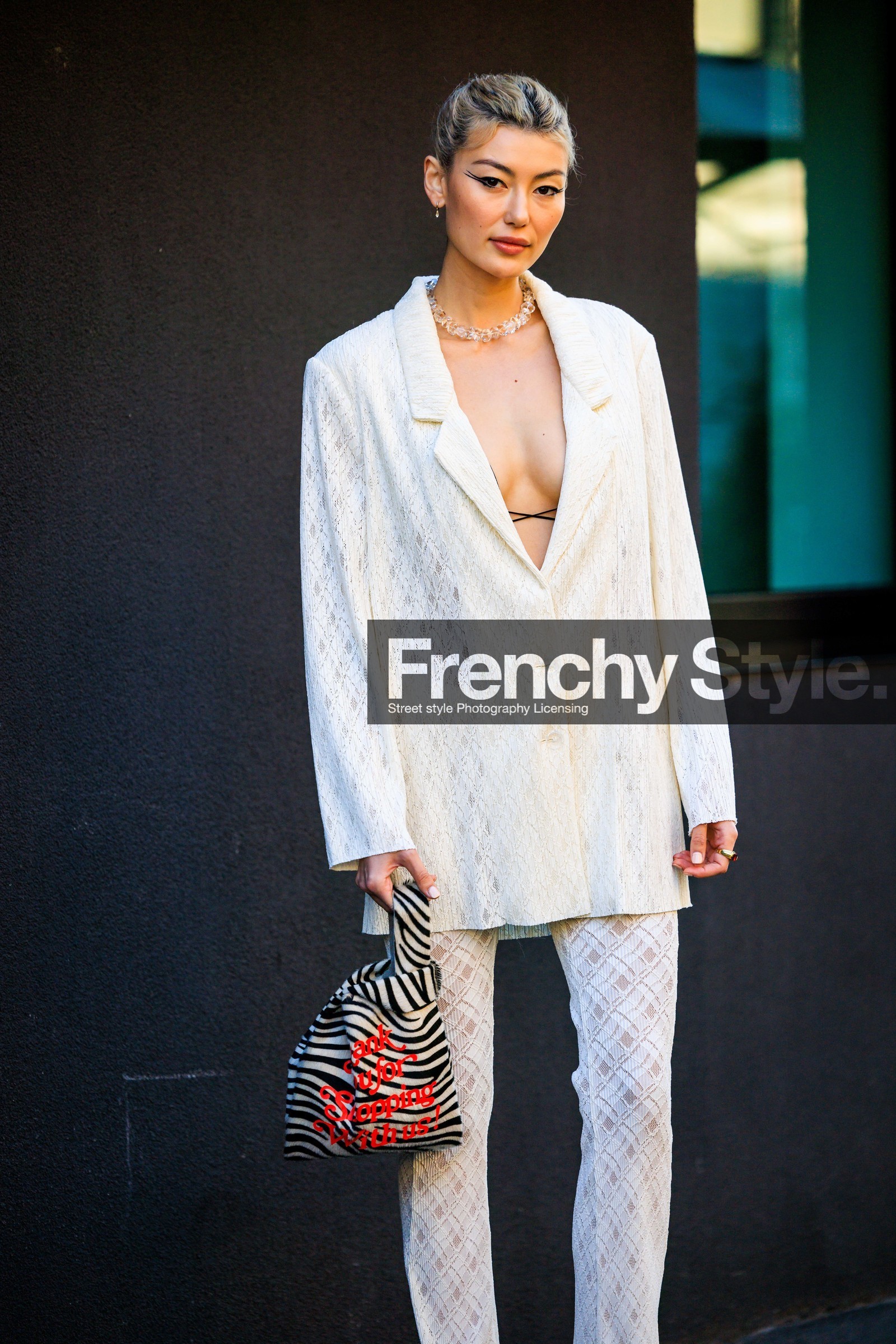 total white look, knitwear, knitted pants, knitted blazer, stripes bag, white and black bag, printed bag, transparent necklace, amalie gassmann, fashion week, frenchystyle, FW, jonathan paciullo, street style, vertical, atmosphere details, detail