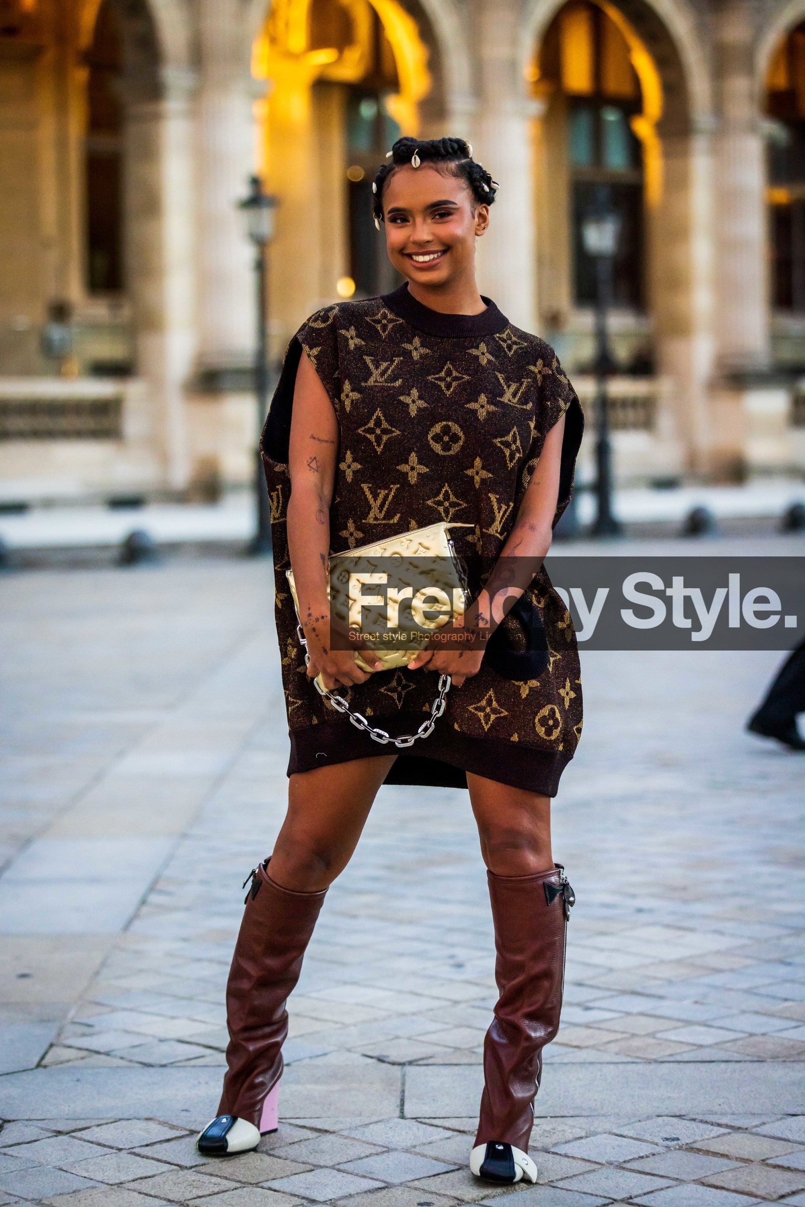 bag, boots, brown boots, brown dress, dress, gold bag, leather bag, leather boots, logo print, louis vuitton look, Paola Locatelli, fashion week, frenchystyle, FW, jonathan paciullo, street style, PFW, PARIS, SPRING SUMMER 2022, SS 22, vertical, full length