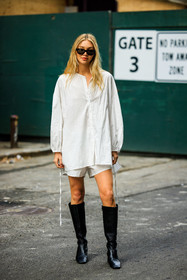 minimal look, white shirt, white shorts, black boots, leather boots, black sunglasses, details, jessie andrews, street style, jonathan paciullo, FW, frenchystyle, fashion week, NYFW, NEW YORK, AUTUMN WINTER 2022-2023, FALL WINTER 2022_2023, FW 22-23, vertical, full length