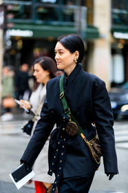 kim jones, black jacket, black leather gloves, brown leather bag, crossbody bag, logo strap bag, monogrammed bag, mini bag, round shape bag, golden earrings, pearl earrings, multi earrings, belted jacket, high collar jacket, louis vuitton bag, multi bag, fashion week, frenchystyle, FW, jonathan paciullo, street style, PFW, PARIS, vertical, atmosphere details, detail