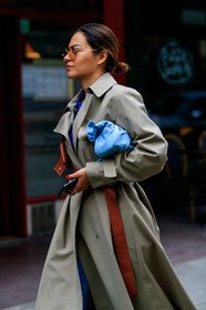 aviator sunglasses, gucci sunglasses, metalic frame sunglasses, bottega veneta bag, blue leather bag, beige trench coat, belted coat, oversize trench coat, fashion week, frenchystyle, FW, jonathan paciullo, street style, vertical, detail, atmosphere details