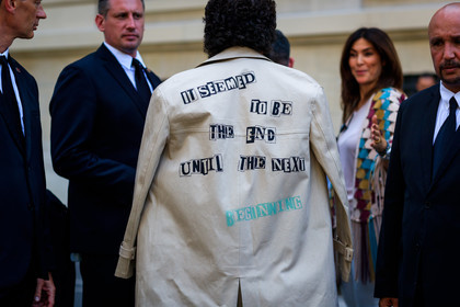 atmosphere details, back detail, beige coat, detail, fashion week, frenchystyle, FW, horizontal, jonathan paciullo, MENSWEAR, message, over the shoulder, PARIS, PFW, printed coat, SPRING SUMMER 2018, SS 18, street style