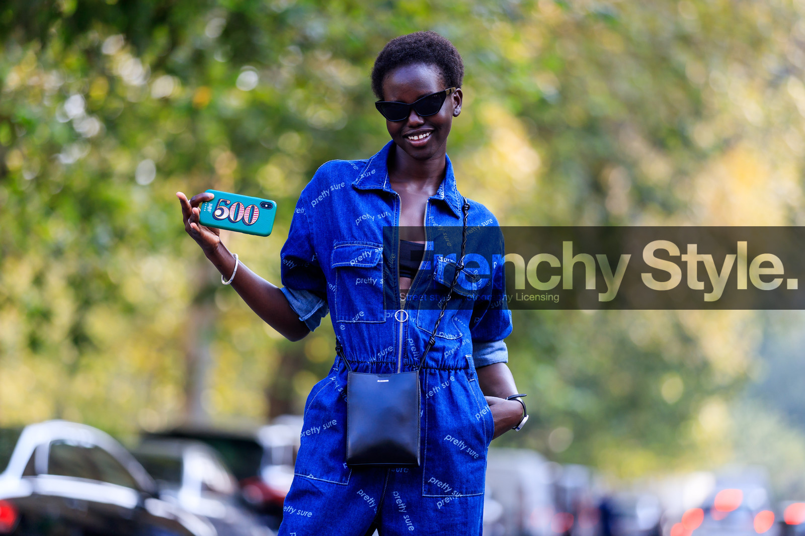 black bag, black bra, blue denim, denim jumpsuit, iphone, jil sander, leather bag, model, printed jumpsuit, sunglasses, trousers, street style, jonathan paciullo, FW, frenchystyle, fashion week, MFW, MILAN, SPRING SUMMER 2019, SS 19, atmosphere details, horizontal, detail