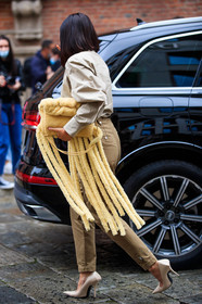 beige shirt, kaki pants, military look, yellow bag, fur bag, fringe bag, nude pumps, suede pumps, Tiffany Hsu, street style, jonathan paciullo, FW, frenchystyle, fashion week, MFW, MILAN, SPRING SUMMER 2021, SS 21, vertical, full length