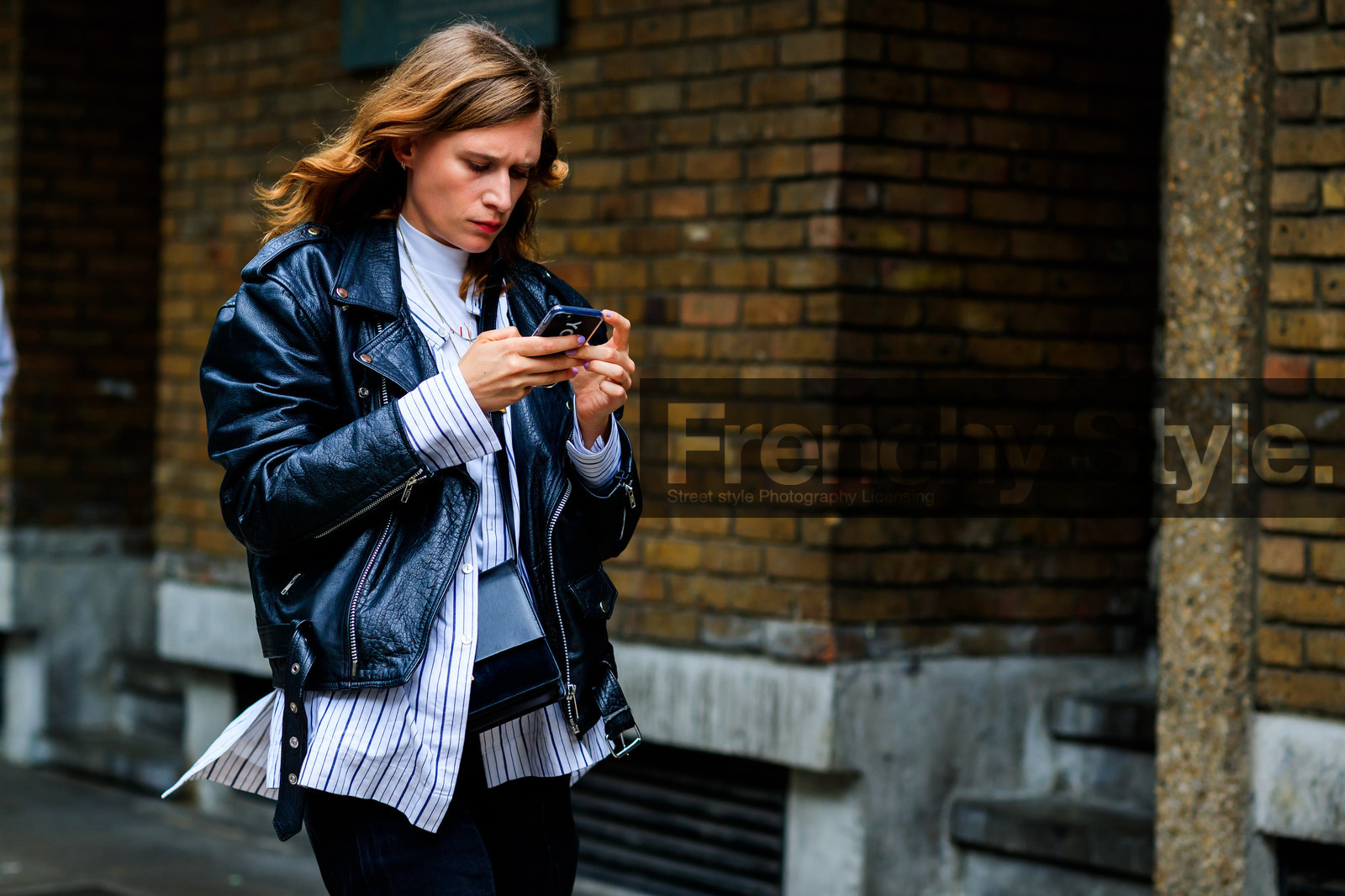 black bag, black jacket, black perfecto, iphone, leather bag, leather jacket, leather perfecto, printed shirt, striped shirt, white shirt, fashion week, frenchystyle, FW, jonathan paciullo, street style, LFW, LONDON, SPRING SUMMER 2019, SS 19, atmosphere details, horizontal, detail