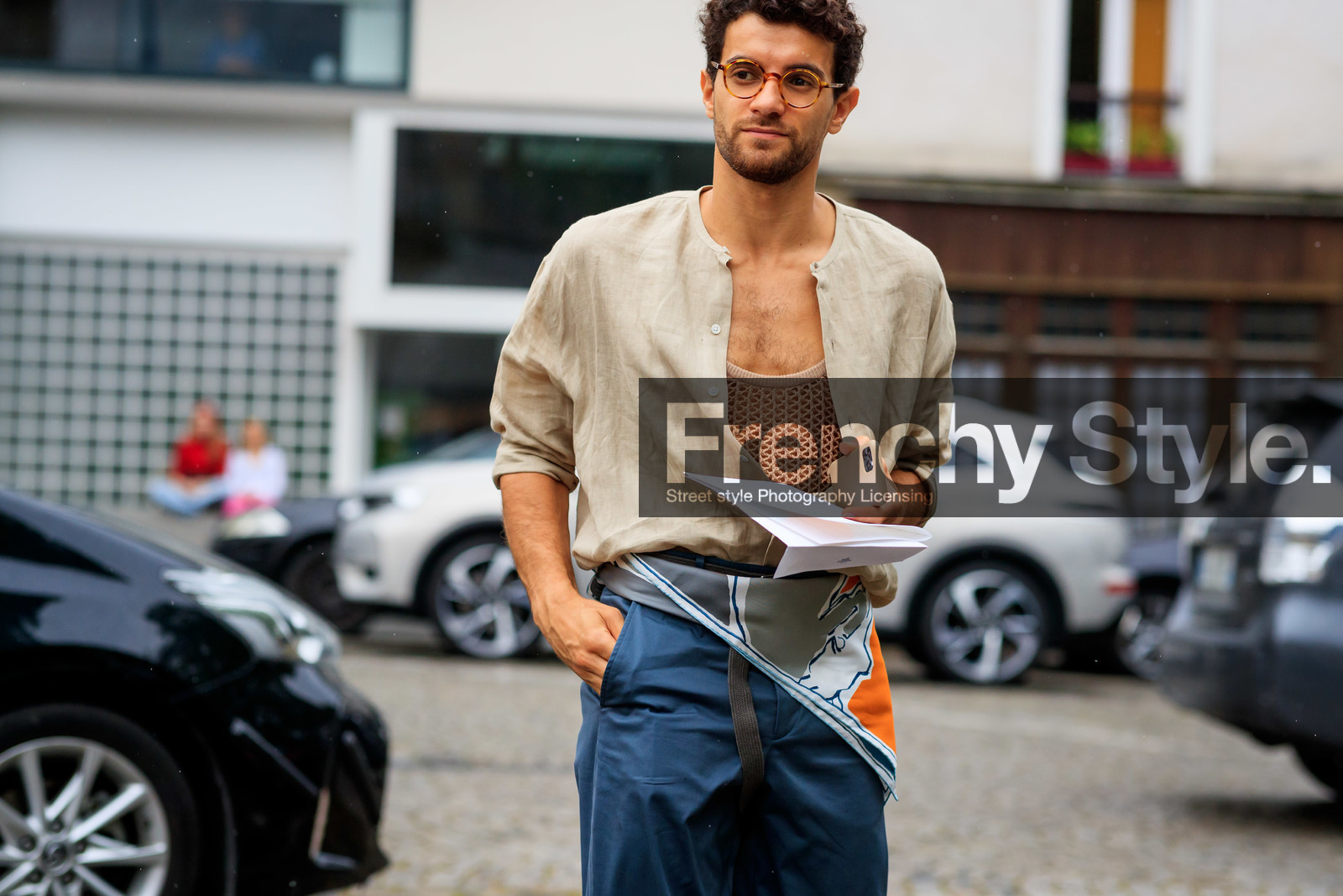 beige shirt, round shape glasses, beige top, fishnet top, scarf, scarf belt, printed scarf, grey scarf, orange scarf, fashion week, frenchystyle, FW, jonathan paciullo, street style, PFW, PARIS, SPRING SUMMER 2022, SS 22, horizontal, atmosphere details, detail