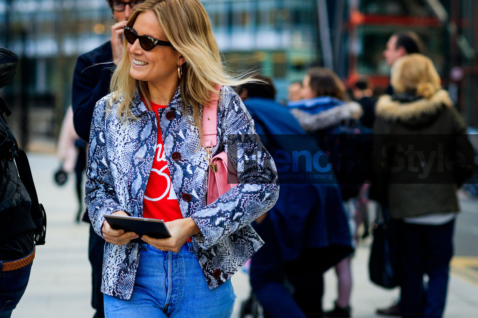 animal print, atmosphere details, AUTUMN WINTER 2017-2018, AW 17-18, blue denim, denim pants, detail, FALL WINTER 2017-2018, fashion week, frenchystyle, FW, FW 17-18, grey jacket, horizontal, jeans, jonathan paciullo, leather bag, leather jacket, LFW, LONDON, pink bag, printed jacket, red t shirt, snake print, street style, sunglasses, trousers