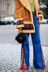 fiona kim, camel suede coat, camel coat, suede coat, fur coat, ethnic printed coat, ethnic printed jeans, flare jeans, patchwork coat, patchwork jeans, light green pullover, openwork pullover, black leather bag, box bag, zipped bag, square shape bag, quilted bag, denim, floral printed jeans, chanel bag, PARIS, PFW, fashion week, frenchystyle, FW, jonathan paciullo, street style, SPRING SUMMER 2021, SS 21, vertical, atmosphere details, detail