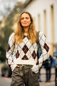 black bag, chanel bag, rhombuses jumper, white jumper, knitwear, cargo pants, kaki pants, street style, jonathan paciullo, FW, frenchystyle, fashion week, AUTUMN WINTER 2022-2023, FALL WINTER 2022_2023, FW 22-23, PFW, PARIS, vertical, detail