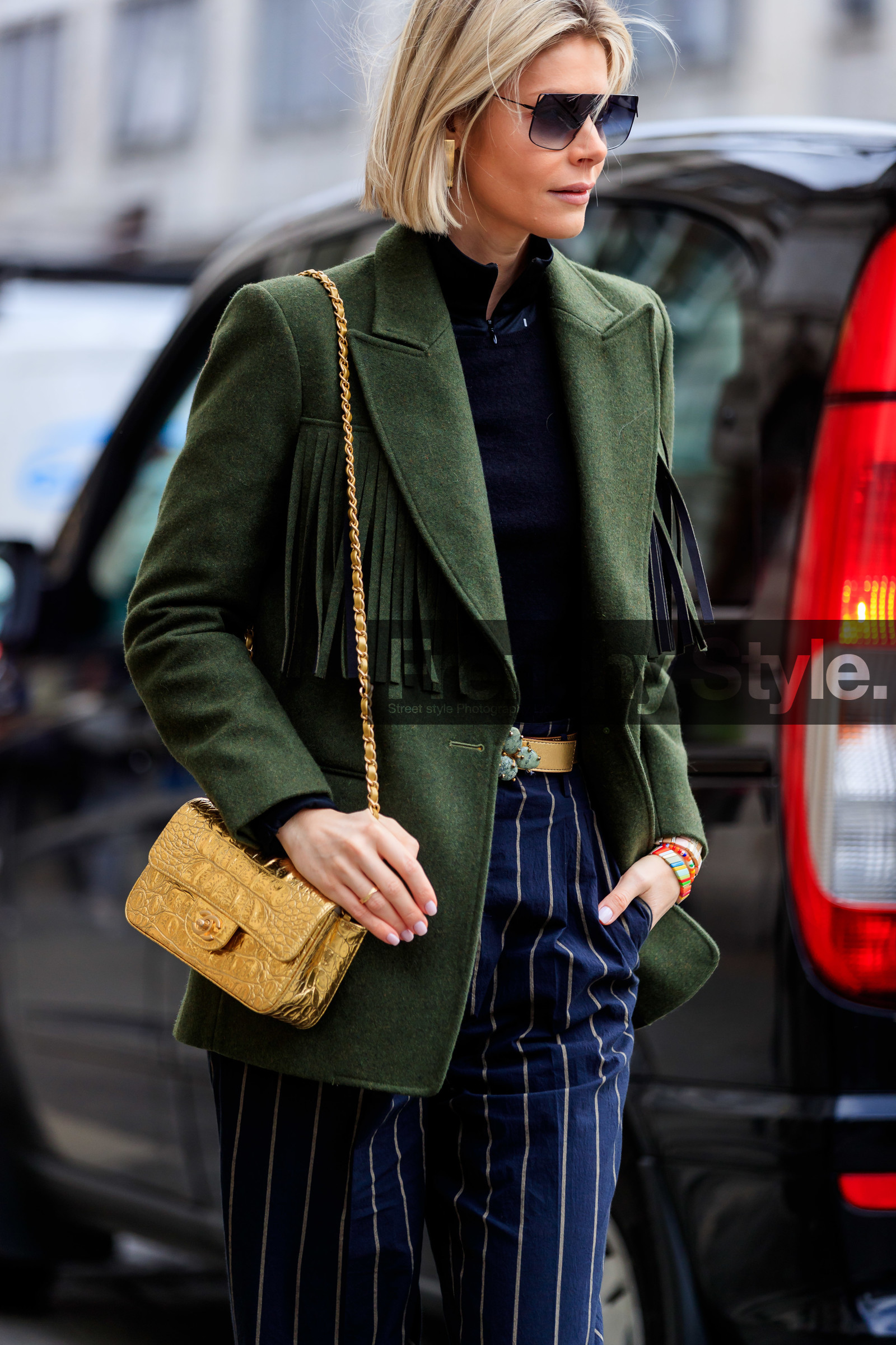kaki jacket, fringe jacket, golden bag, shoulder bag, chanel bag, animal skin bag, golden belt, navy blue pants, striped pants, black pullover, black sunglasses, square shape glasses, smoked sunglasses, big sunglasses, aviator sunglasses, fashion week, frenchystyle, FW, jonathan paciullo, street style, LFW, LONDON, AUTUMN WINTER 2020-2021, FALL WINTER 2020-2021, FW 20-21, vertical, atmosphere details, detail