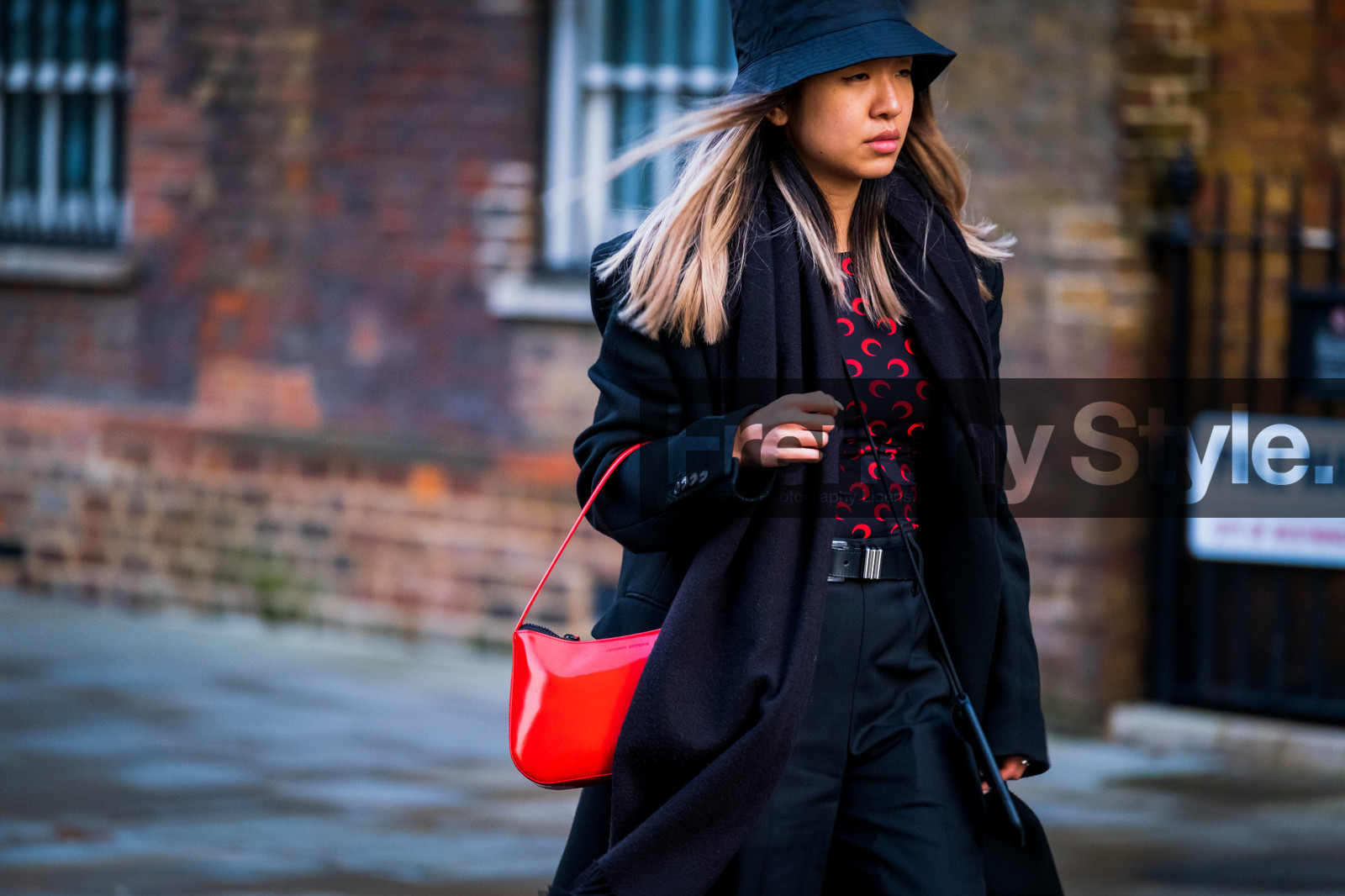 red bag, polish bag, red top, black coat, black top, black hat, black pants, marine serre top, monogrammed top, technical fabric top, fashion week, frenchystyle, FW, jonathan paciullo, street style, LFW, LONDON, AUTUMN WINTER 2020-2021, FALL WINTER 2020-2021, FW 20-21, horizontal, atmosphere details, detail