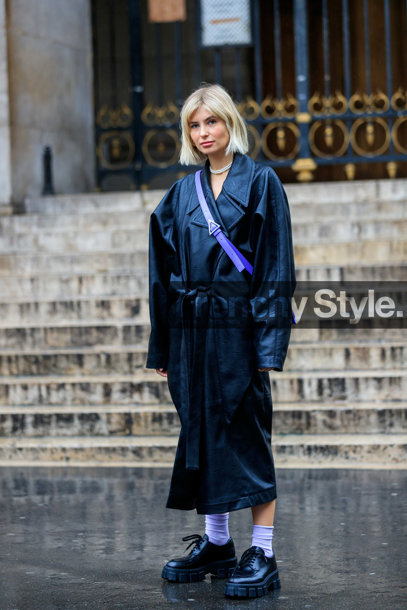 xenia adonts, black leather trench coat, black leather derbie, belted trench coat, big sole shoes, laced shoes, prada shoes, lilac socks, lurex socks, crossbody bag, purple leather bag, plaited bag, bottega veneta bag, fashion week, frenchystyle, FW, jonathan paciullo, street style, PFW, PARIS, vertical, full length