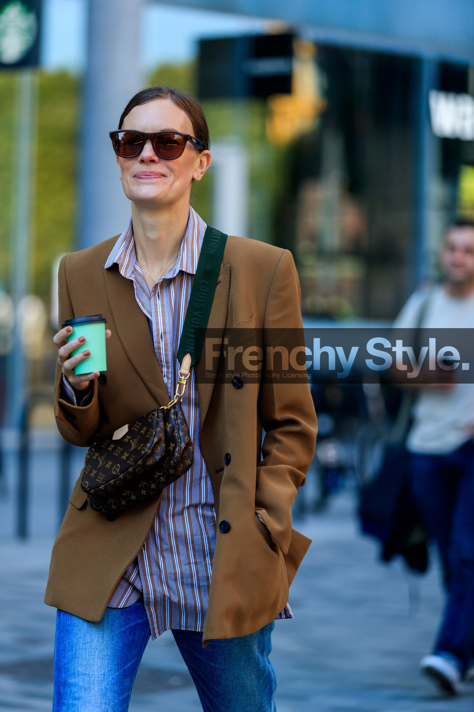 jo ellison, louis vuitton bag, crossbody bag, brown leather bag, logo shoulder strap, striped shirt, beige jacket, denim, jeans, animal skin shoes, black headband, brown scale sunglasses, cartier watch, chain necklace, chain strap bag, golden bracelet, golden earrings, golden necklace, golden rings, hand bag, hair details, hoop earrings, low cowboy boots, mini bag, multi bracelet, multi necklace, multi rings, reebok sneakers, fashion week, frenchystyle, FW, jonathan paciullo, street style, vertical, detail, atmosphere details