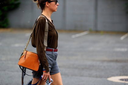 brown shirt, camel bag, chloé, graphic bag, grey shorts, leather bag, printed bag, red belt, sunglasses, fashion week, frenchystyle, FW, jonathan paciullo, street style, PFW, PARIS, atmosphere details, horizontal, detail, AUTUMN WINTER 2018-2019, FALL WINTER 2018-2019, FW 18-19