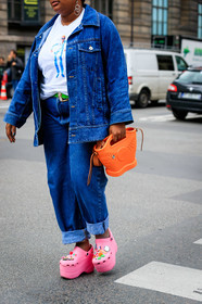 gabriella karefa johnson, denim, denim jacket, denim total look, blue jeans, white t-shirt, orange bag, pink shoes, lanvin bag, balenciaga shoes, crocs shoes, charms shoes, platform shoes, plastic bag, plastic shoes, PARIS, PFW, SPRING SUMMER 2020, SS 20, fashion week, frenchystyle, FW, jonathan paciullo, street style, vertical, atmosphere details, detail