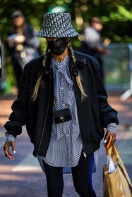 bag, black and white, black bomber, black legging, bob, bomber, bow, chanel bag, dior bob, facial mask, logo print, mini bag, printed bob, quilted bag, shirt, striped shirt, stripes, tie shirt, white shirt, street style, jonathan paciullo, FW, frenchystyle, fashion week, PFW, PARIS, SPRING SUMMER 2022, SS 22, vertical, atmosphere details