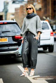 casual chic style, grey sweater, baggy black leather pants, white heeled sandals, light blue pouch, black sunglasses, dark grey scarf, silver watch, lisa aiken, fashion week, frenchystyle, FW, jonathan paciullo, street style, NYFW, NEW YORK, AUTUMN WINTER 2022-2023, FALL WINTER 2022_2023, FW 22-23, vertical, full length