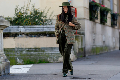 yoyo cao, kaki hat, kaki jacket, kaki pants, kaki pullover, kaki total look, green leather bag, green leather boots, checked jacket, chanel jacket, velvet pants, corduroy pants, carrot pants, high waist pants, turtleneck pullover, loose pants, animal skin bag, animal skin boots, golden chain strap bag, golden buckle shoes, fashion week, frenchystyle, FW, jonathan paciullo, street style, PFW, PARIS, horizontal, atmosphere details, full length