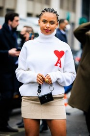 ami, jumper, white jumper, turtleneck, mini skirt, beige skirt, ami bag, mini bag, black bag, golden rings, braided hair, fashion week, frenchystyle, FW, jonathan paciullo, street style, PFW, PARIS, menswear, AUTUMN WINTER 2022-2023, FALL WINTER 2022-2023, FW 22-23, atmosphere details, detail, vertical