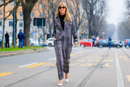atmosphere details, AUTUMN WINTER 2017-2018, AW 17-18, beige jacket, beige pants, beige suit, blazer, checked jacket, checked pants, checked suit, FALL WINTER 2017-2018, fashion week, frenchystyle, full length, FW, FW 17-18, graphic jacket, graphic suit, horizontal, jonathan paciullo, lisa aiken, MFW, MILAN, plaid, printed jacket, printed pants, printed suit, street style, trousers, white tank top, wide pants