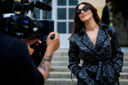 grey trench coat, belted trench coat, black trench coat, black sunglasses, leopard pritned trench coat, golden necklace, cartier necklace, cartier clash necklace, dior sunglasses, dior trench coat, jacket dress, monica belluci, fashion week, frenchystyle, FW, jonathan paciullo, street style, PFW, PARIS, AUTUMN WINTER 2021-2022, FALL WINTER 2021-2022, FW 21-22, atmosphere details, horizontal, detail