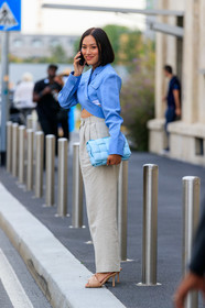 Tiffany Hsu, light blue jacket, cropped jacket, light beige pants, high waist pants, light blue leather bag, plaited bag, bottega veneta bag, carrot pants, bottega veneta shoes, beige leather sandals, plaited sandals, open toe shoes, fashion week, frenchystyle, FW, jonathan paciullo, street style, MFW, MILAN, SPRING SUMMER 2020, SS 20