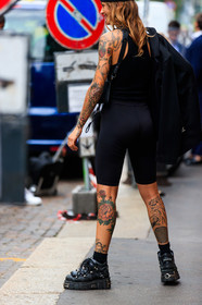 tatoo, tatoo all over, big sole boots, black leather boots, laced boots, metalic boots, black socks, legging shorts, bermuda pants, black total look, black shorts, black top, black jacket, sleeveless top, back details, street style, jonathan paciullo, FW, frenchystyle, fashion week, MFW, MILAN, SPRING SUMMER 2021, SS 21, vertical, detail