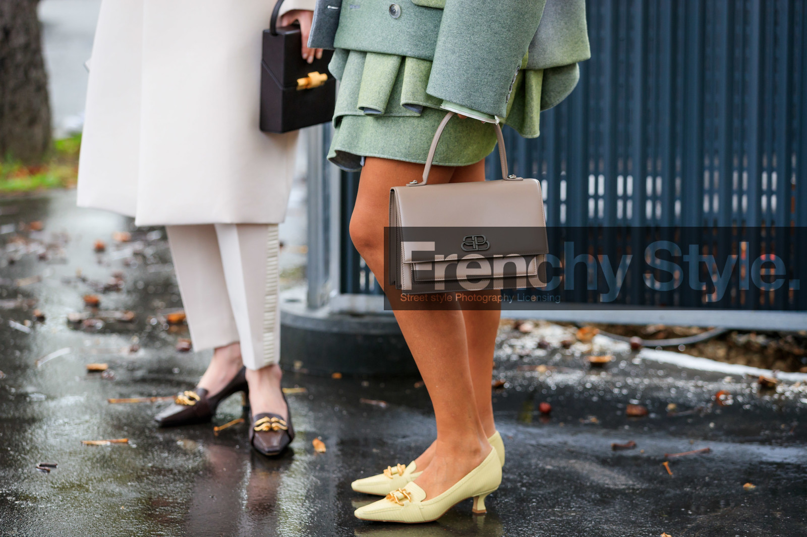 balenciaga bag, beige leather bag, hand bag, celine shoes, light green leather shoes, kitten heels shoes, golden buckle shoes, animal skin shoes, legs detail, bag detail, PARIS, PFW, SPRING SUMMER 2020, SS 20, fashion week, frenchystyle, FW, jonathan paciullo, street style, horizontal, atmosphere details, detail