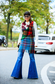 maria bernad, plaid pullover, plaid jacket, plaid top, checked jacket, checked pullover, checked top, sleeveless jacket, sleeveless pullover, sleeveless top, fringe jacket, fringe pullover, fringe top, red pullover, red jacket, red top, blue top, blue jacket, blue pullover, multicolor jacket, multicolor pullover, multicolor top, white shirt, asymetrical jacket, asymetrical pullover, asymmetrical top, layered pullover, layered top, layered jacket, denim, blue jeans, flare jeans, oversize jeans, big sunglasses, blue sunglasses, smoked sunglasses, street style, jonathan paciullo, FW, frenchystyle, fashion week, PFW, PARIS, SPRING SUMMER 2021, SS 21, vertical, full length