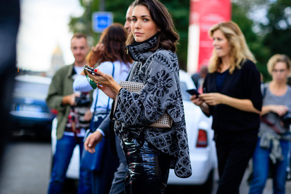 atmosphere details, beige bag, black pants, detail, diletta bonaiuti, fashion week, frenchystyle, FW, grey sweater, horizontal, jonathan paciullo, leather bag, leather pants, PARIS, PFW, printed sweater, SPRING SUMMER 2017, SS 17, street style, studded bag, trousers, turtleneck sweater, varnished leather