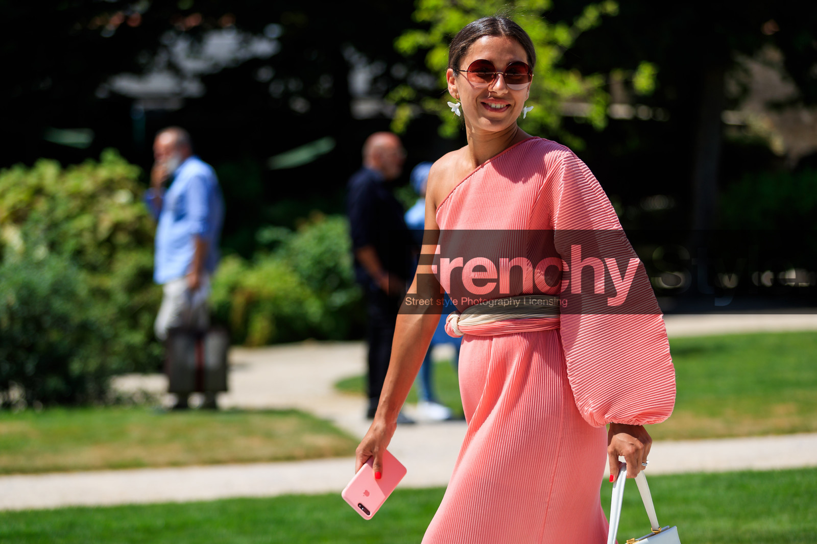 belt, pink dress, pleated dress, pleats, sunglasses, white bag, fashion week, frenchystyle, FW, jonathan paciullo, street style, PFW, PARIS, horizontal, atmosphere details, detail, AUTUMN WINTER 2018-2019, FALL WINTER 2018-2019, FW 18-19