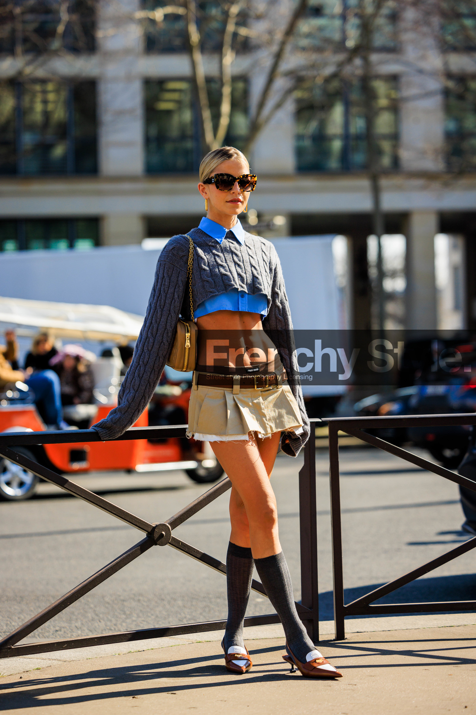 tortoise sunglasses, cropped shirt, cropped jumper, blue shirt, grey jumper, mini skirt, pleated skirt, beige skirt, brown belt, brown handbag, chained bag, grey socks, brown mocassins, mocassins heels, golden loops, caro daur, FW 22-23, FALL WINTER 2022_2023, AUTUMN WINTER 2022-2023, fashion week, frenchystyle, FW, jonathan paciullo, street style, PFW, PARIS, full length, vertical