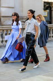 caroline issa, polka dots blouse, black and white blouse, white blouse, lavalliere collar, sleeveless blouse, black pants, black vinyl pants, black and white shoes, kitten heels shoes, red leather bag, hand bag, black leather belt, beige leather belt, fashion week, frenchystyle, FW, jonathan paciullo, street style, vertical, full length