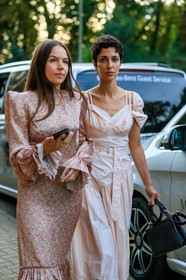celenie laura fleur, yasmin sewell, light pink total look, floral printed dress, long sleeves dress, ruffle dress, light pink dress, long dress, drape dress, balloon sleeves, belted dress, short sleeves dress, black leather bag, hand bag, fashion week, frenchystyle, FW, jonathan paciullo, street style, vertical, detail, atmosphere details