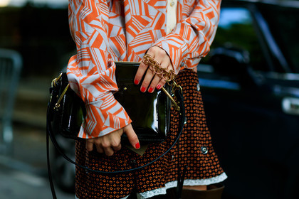 chloé, graphic dress, green bag, leather bag, orange dress, printed dress, fashion week, frenchystyle, FW, jonathan paciullo, street style, PFW, PARIS, horizontal, atmosphere details, detail, AUTUMN WINTER 2018-2019, FALL WINTER 2018-2019, FW 18-19, caro daur