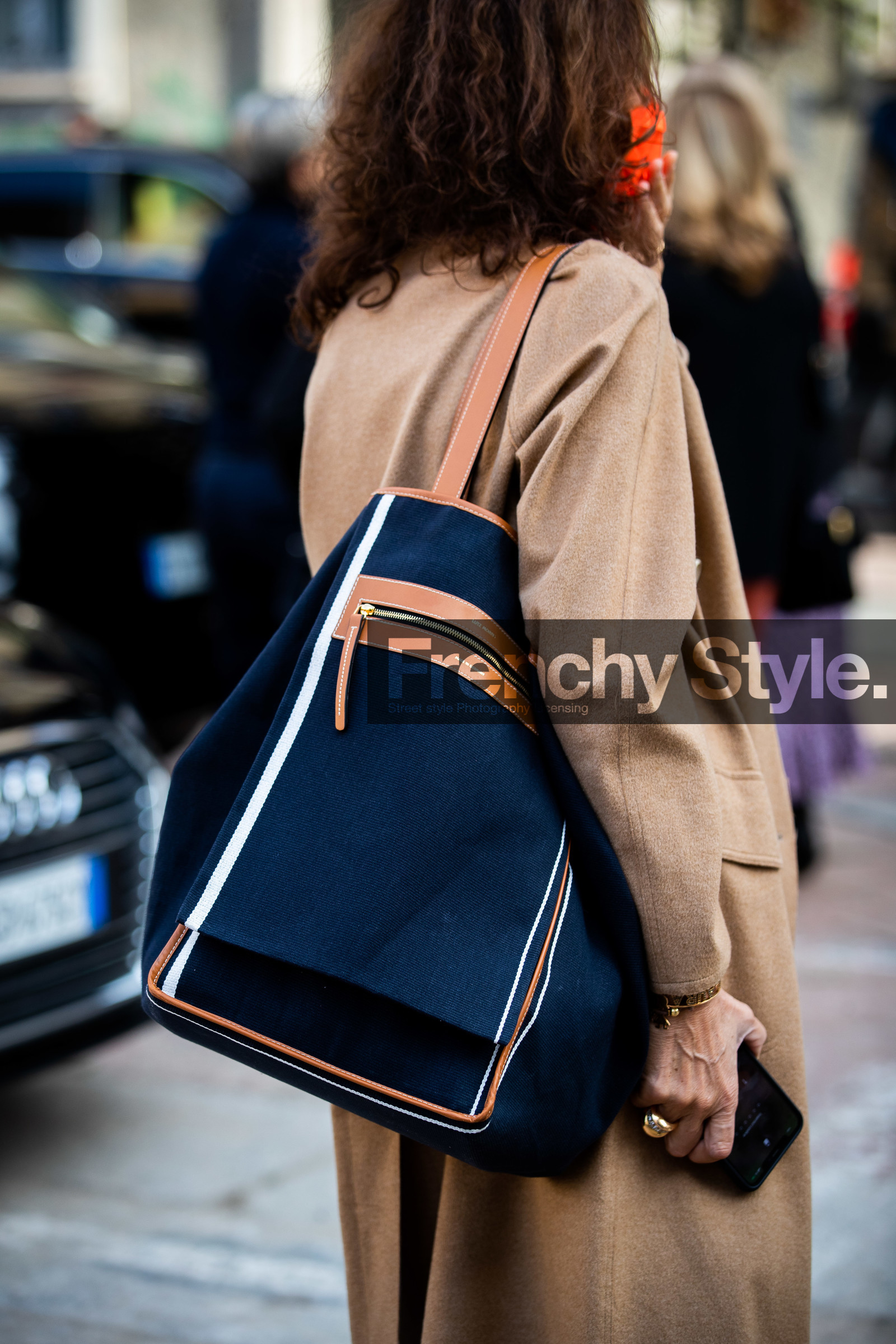 camel coat, beige coat, lutz morris bag, black bag, camel leather bag, shopping bag, shoulder bag, bag detail, close up detail, back details, covid face mask, street style, jonathan paciullo, FW, frenchystyle, fashion week, MFW, MILAN, SPRING SUMMER 2021, SS 21, vertical, detail