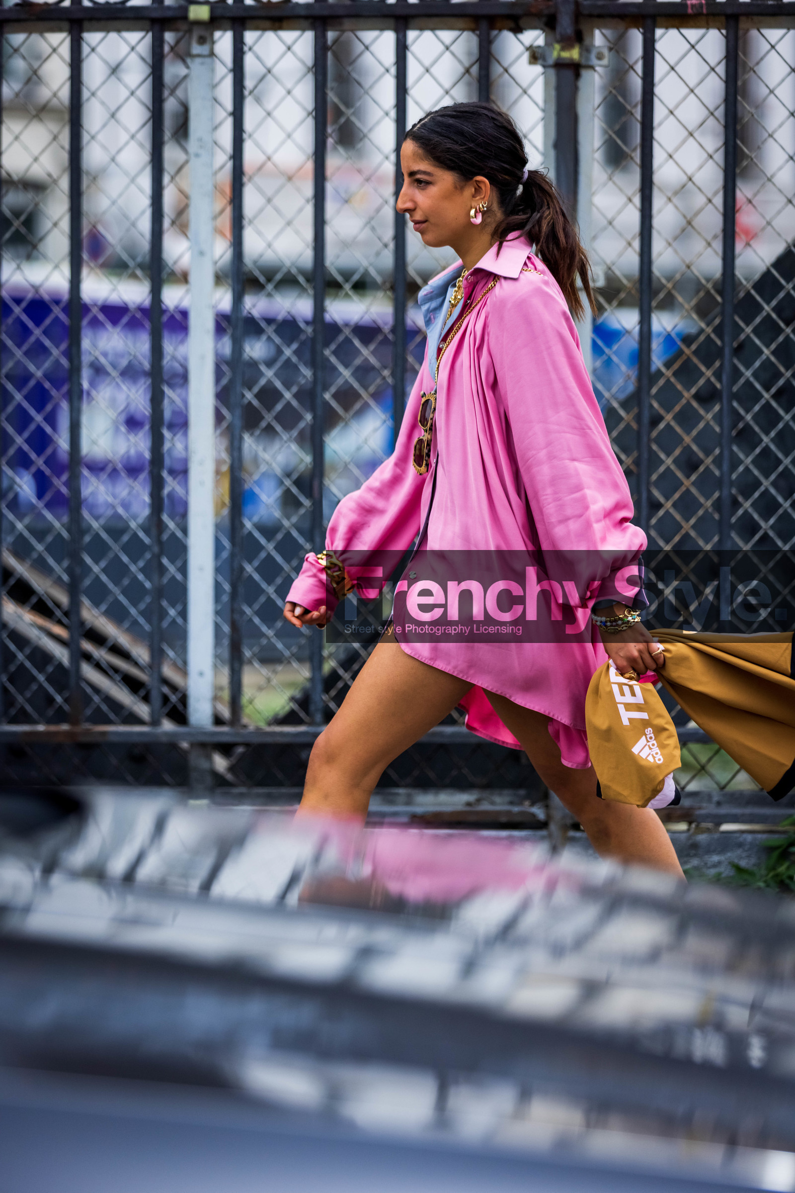 bag, bracelet, colot, gold bag, gold earrings, gold necklace, necklace, pink shirt, Selma Kaci, shirt, fashion week, frenchystyle, FW, jonathan paciullo, street style, PFW, PARIS, SPRING SUMMER 2022, SS 22, vertical, atmosphere details