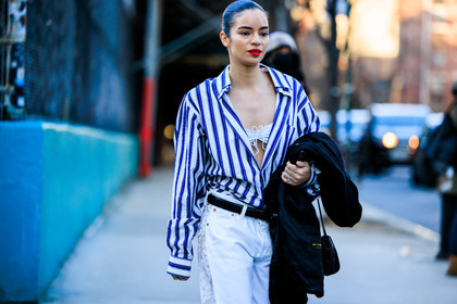 details, full black look, black pants, white striped pants, close up, striped shirt, blue and white shirt, white bra, white pants, black belt, black jacket, red lips, make up, wet make up, coco baudelle, fashion week, frenchystyle, FW, jonathan paciullo, street style, NYFW, NEW YORK, AUTUMN WINTER 2022-2023, FALL WINTER 2022_2023, FW 22-23, atmosphere details, horizontal