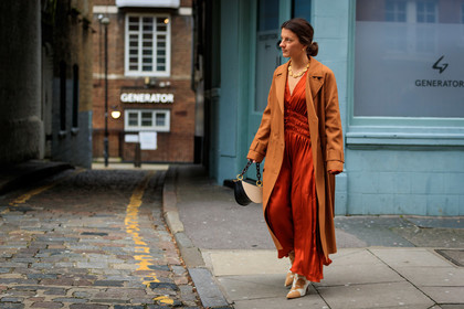 camel trenchcoat, orange jumpsuit, satin jumpsuit, low necked jumpsuit, loose jumpsuit, flare jumpsuits, golden necklace, white leather bag, black leather bag, black strap bag, big strap bag, bicolor bag, hand bag, fashion week, frenchystyle, FW, jonathan paciullo, street style, LFW, LONDON, AUTUMN WINTER 2020-2021, FALL WINTER 2020-2021, FW 20-21, horizontal, atmosphere details, full length