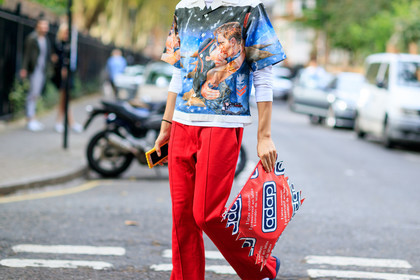 atmosphere details, blue shirt, detail, fashion week, frenchystyle, fun bag, FW, horizontal, jonathan paciullo, leather bag, LFW, LONDON, prada, printed bag, printed shirt, red clutch, red pants, SPRING SUMMER 2017, SS 17, street style, trousers, woman