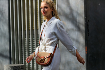 leonie hanne, white jumpsuit, long sleeves jumpsuit, linen jumpsuits, belted jumpsuit, etro bag, camel leather bag, beige bag, crossbody bag, fashion week, frenchystyle, FW, jonathan paciullo, street style, MFW, MILAN, AUTUMN WINTER 2020-2021, FALL WINTER 2020-2021, FW 20-21, horizontal, atmosphere details, detail